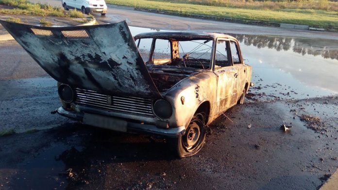 У Львові внаслідок пожежі згорів автомобіль (фото) У Львові внаслідок пожежі згорів автомобіль (фото)