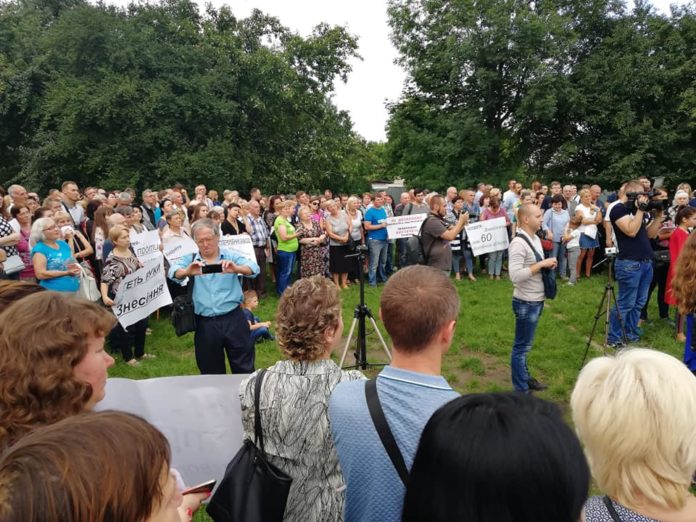 На громадських слуханнях мешканці висловилися проти будівництва сміттєпереробного заводу на вулиці Пластовій На громадських слуханнях мешканці висловилися проти будівництва сміттєпереробного заводу на вулиці Пластовій