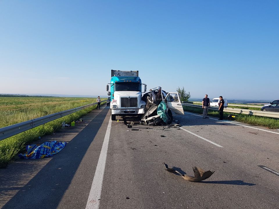 На Миколаївщині мікроавтобус врізався у вантажівку: 5 людей загинули, 12 – у лікарні