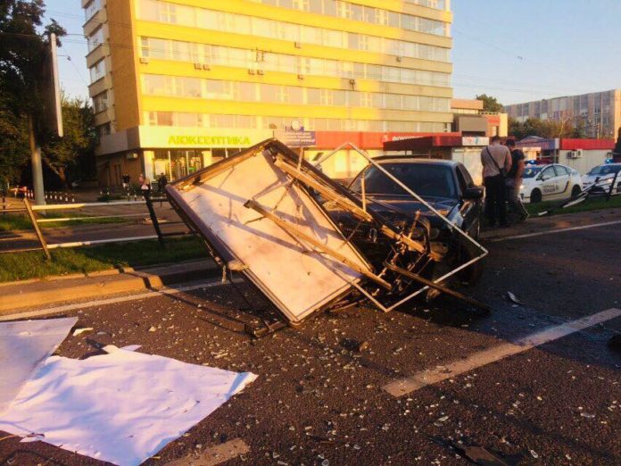 У Львові 62-річна жінка в’їхала у рекламний щит (фото) У Львові 62-річна жінка в’їхала у рекламний щит (фото)