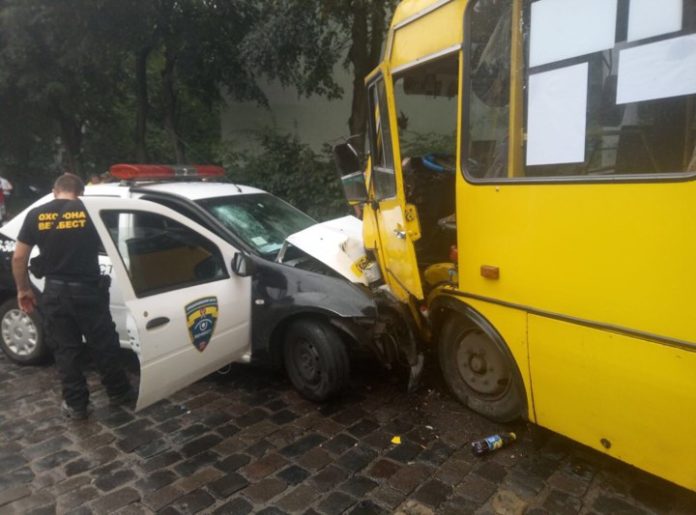 У Львові зіткнулися маршрутка та автомобіль: є постраждалі (фото) У Львові зіткнулися маршрутка та автомобіль: є постраждалі (фото)