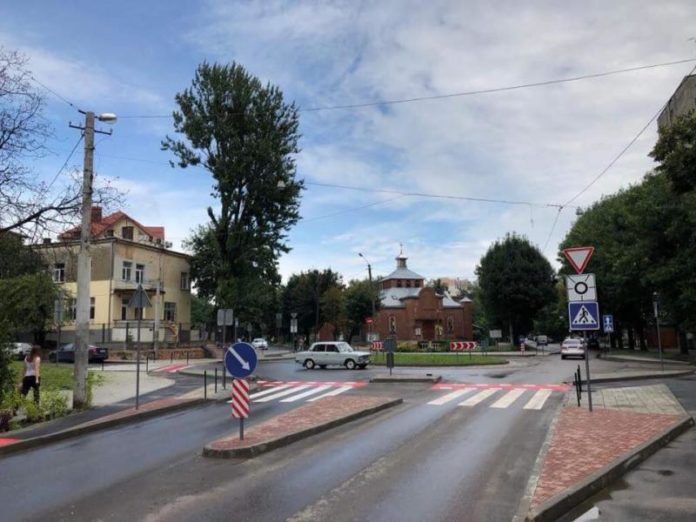 У Львові облаштували кільцеву розв’язку У Львові облаштували кільцеву розв’язку