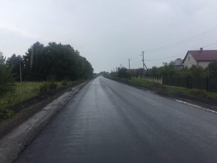 Під колесами автомобіля опинився велосипедист Під колесами автомобіля опинився велосипедист