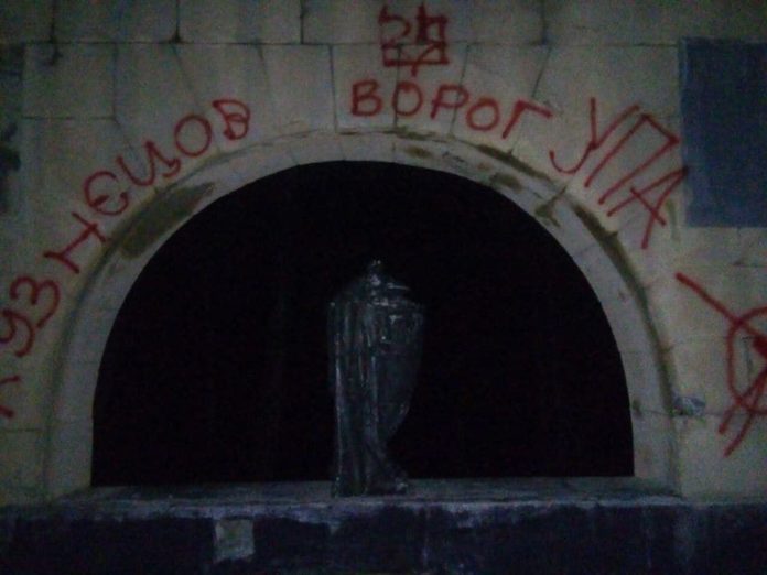 У Львові знову облили фарбою могилу агента НКВС Миколи Кузнєцова У Львові знову облили фарбою могилу агента НКВС Миколи Кузнєцова