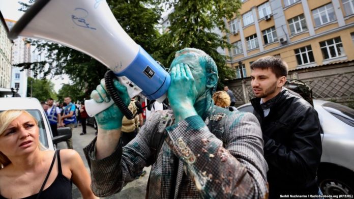 На акції проти Холодницького Шабуніна облили зеленкою і закидали тортами На акції проти Холодницького Шабуніна облили зеленкою і закидали тортами