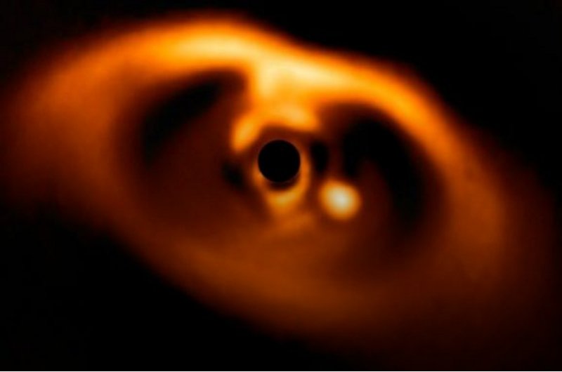 Астрономи вперше зробили фото «народження» планети