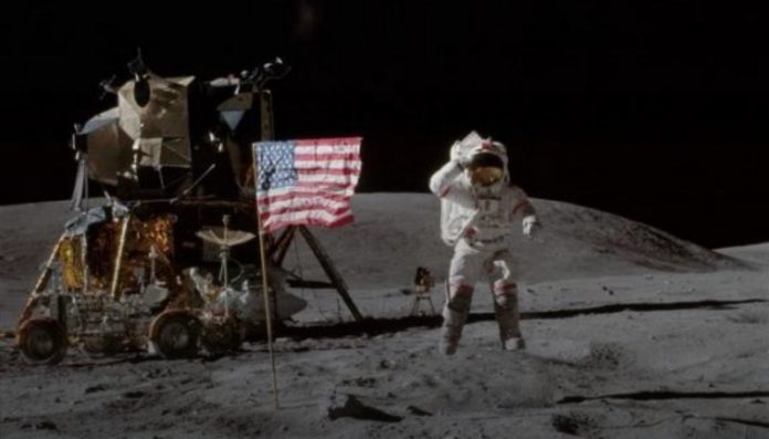 NASA показало відео з падіннями астронавтів на Місяці NASA показало відео з падіннями астронавтів на Місяці