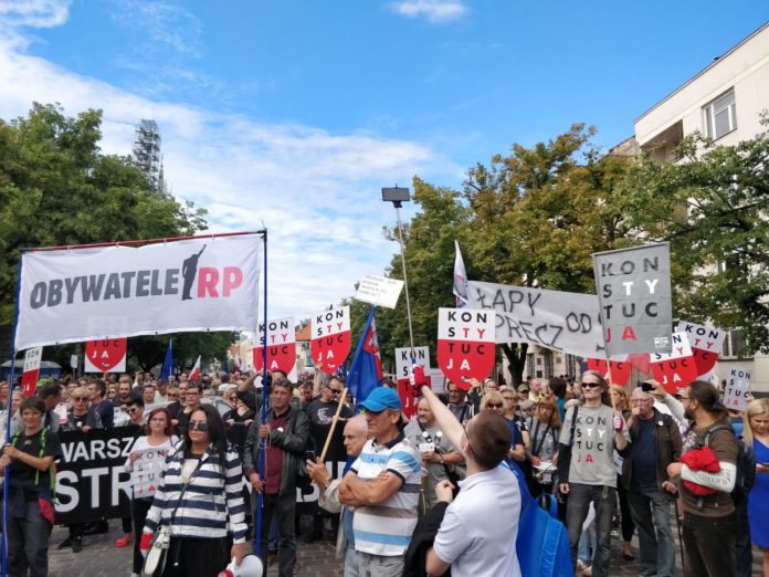 У десятках міст Польщі пройшли акції протесту проти судової реформи У десятках міст Польщі пройшли акції протесту проти судової реформи