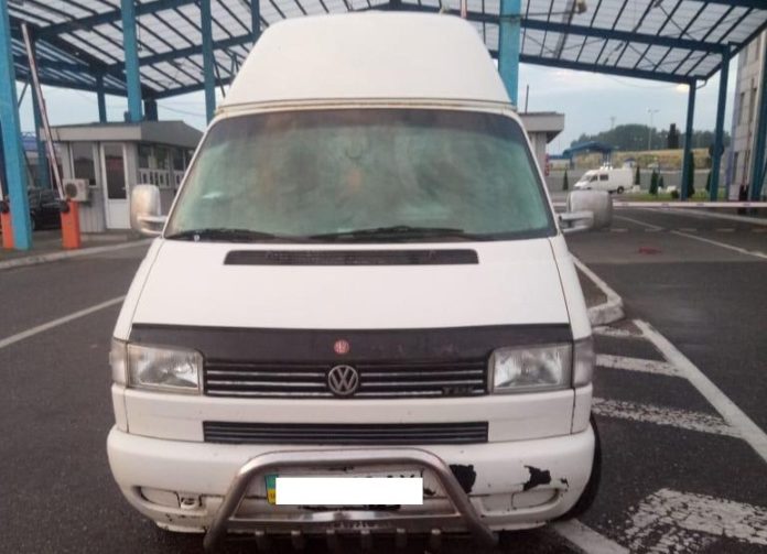 У Раві-Руській прикордонники виявили крадений автомобіль У Раві-Руській прикордонники виявили крадений автомобіль