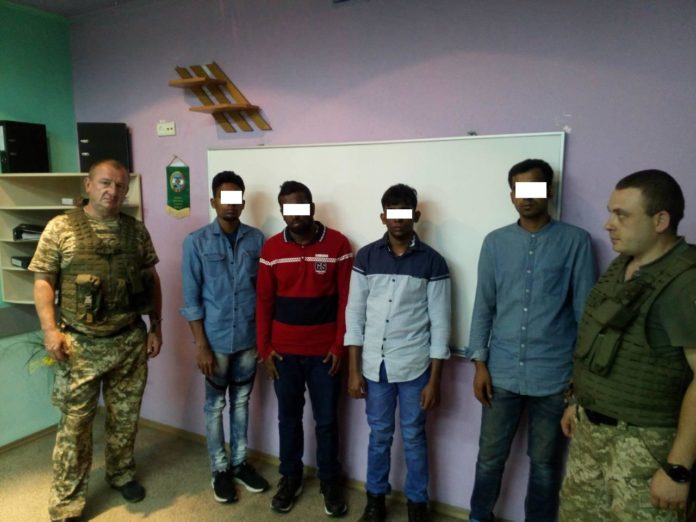 Нелегалів з Шрі-Ланки та Бангладеш прикордонники затримали на Львівщині Нелегалів з Шрі-Ланки та Бангладеш прикордонники затримали на Львівщині