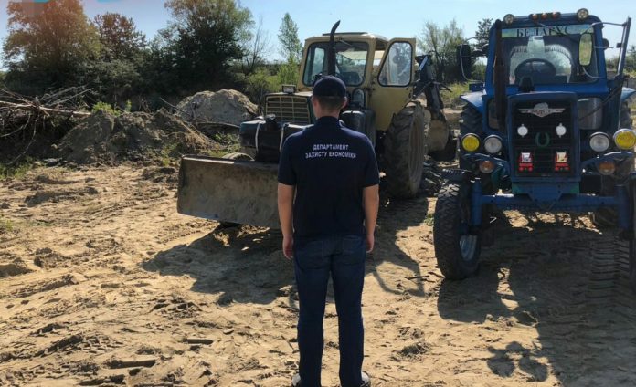 На Львівщині незаконно видобували пісок На Львівщині незаконно видобували пісок