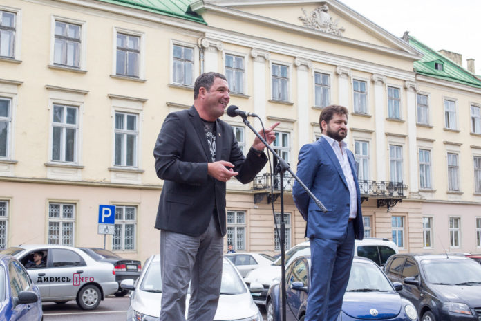 Львівську ОДА пікетують через виділення землі біля озера Наварія (фото) Львівську ОДА пікетують через виділення землі біля озера Наварія (фото)