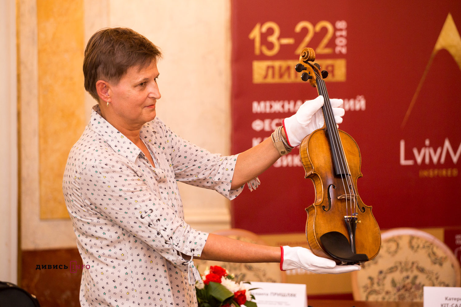 В рукавичках і під пильним оком охорони: до Львова привезли скрипку Моцарта (фото)