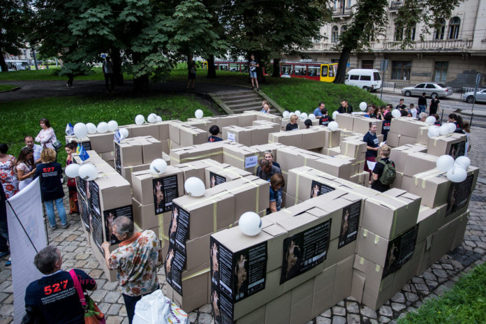 «Лабіринт можливостей»: у Львові розповіли, як не стати жертвою торгівлі людьми (фото) «Лабіринт можливостей»: у Львові розповіли, як не стати жертвою торгівлі людьми (фото)