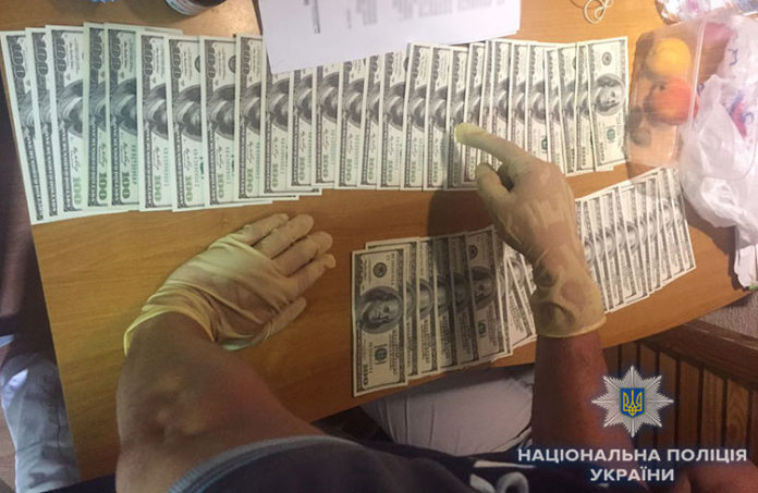 Поліція затримала чотирьох освітян, які вимагали хабарі у вступників (фото) Поліція затримала чотирьох освітян, які вимагали хабарі у вступників (фото)