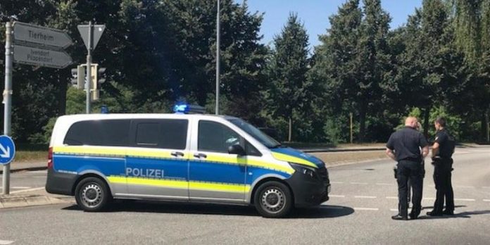 У Німеччині невідомий в автобусі поранив ножем 14 осіб У Німеччині невідомий в автобусі поранив ножем 14 осіб