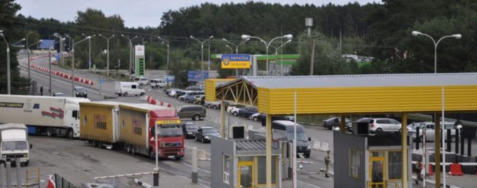 На кордоні з Польщею сотні автомобілів зупинилися у чергах На кордоні з Польщею сотні автомобілів зупинилися у чергах