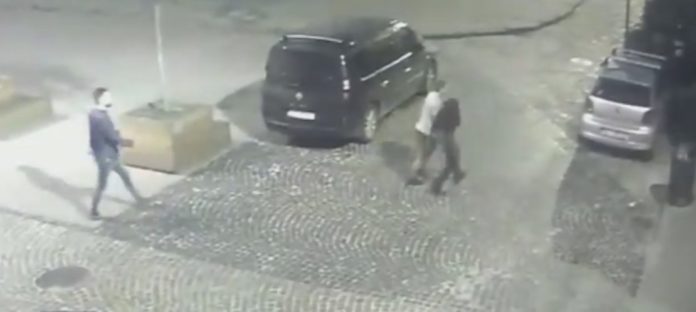Патрульні затримали двох осіб, які пограбували в центрі Львова чоловіка (відео) Патрульні затримали двох осіб, які пограбували в центрі Львова чоловіка (відео)