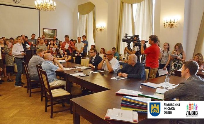 Львів передасть військовим книги про оборону Луганського аеропорту Львів передасть військовим книги про оборону Луганського аеропорту