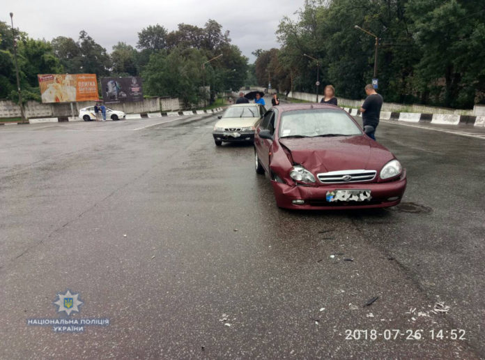 Внаслідок автозіткнення у Стрию постраждали жінка та двоє дітей (фото) Внаслідок автозіткнення у Стрию постраждали жінка та двоє дітей (фото)