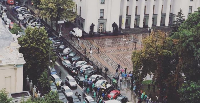Власники авто на єврономерах перекрили центр Києва Власники авто на єврономерах перекрили центр Києва