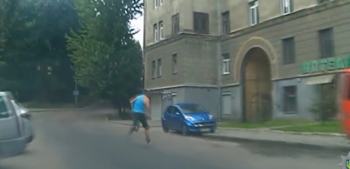 У Львові чоловік пограбував магазин та вибіг прямісінько на патрульних (відео) У Львові чоловік пограбував магазин та вибіг прямісінько на патрульних (відео)