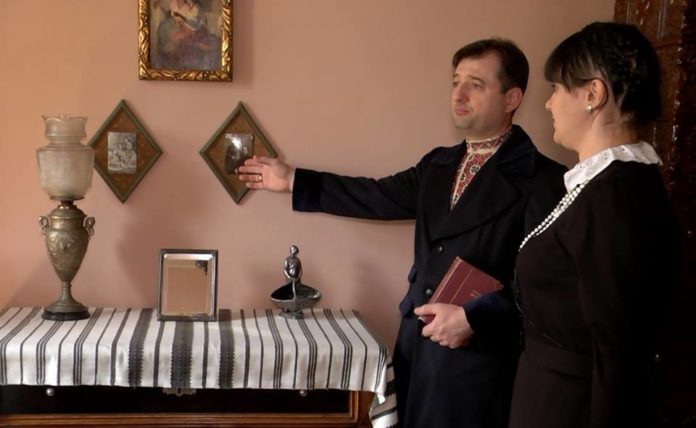 Живий музей: відвідувачів Дому Франка тепер зустрічатиме сам «письменник» (фото) Живий музей: відвідувачів Дому Франка тепер зустрічатиме сам «письменник» (фото)