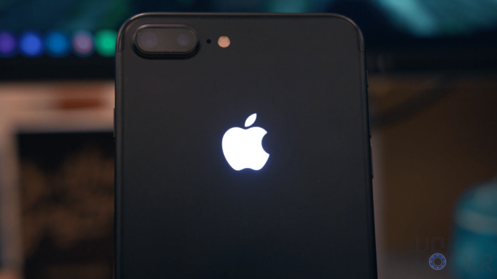 У Львові троє чоловіків відібрали в жінки iPhone 7 У Львові троє чоловіків відібрали в жінки iPhone 7