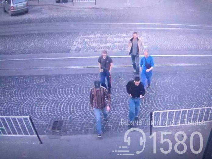 Камера відеоспостереження зафіксувала молодиків, які обікрали людей, що заснули на лавці Камера відеоспостереження зафіксувала молодиків, які обікрали людей, що заснули на лавці