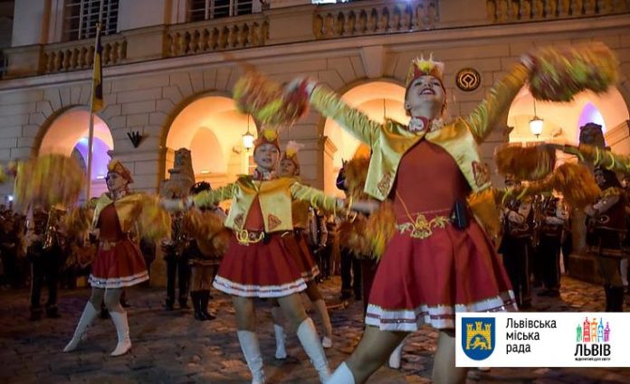 Екскурсії, перформанси та майстер-класи: як проходить «Ніч у Львові» (відео) Екскурсії, перформанси та майстер-класи: як проходить «Ніч у Львові» (відео)