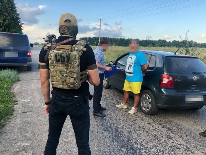 На Вінниччині податківець попався на хабарі у п’ять тисяч доларів На Вінниччині податківець попався на хабарі у п’ять тисяч доларів