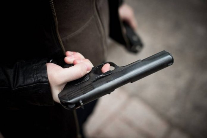 Поліцейські розшукують зловмисника, котрий стріляв у скрипальку в центрі Львова Поліцейські розшукують зловмисника, котрий стріляв у скрипальку в центрі Львова