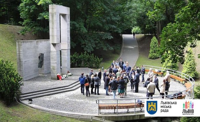 На Вулецьких пагорбах вшанували пам’ять професорів, розстріляних у липні 1941 року На Вулецьких пагорбах вшанували пам’ять професорів, розстріляних у липні 1941 року