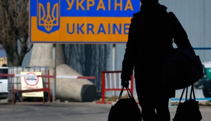 Рева розповів, скільки українців працює за кордоном Рева розповів, скільки українців працює за кордоном