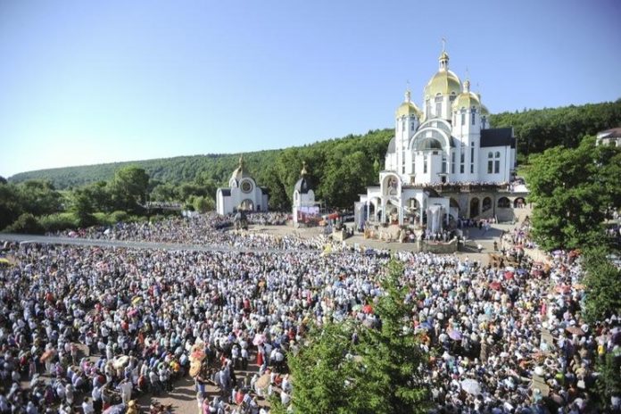Ходу вірян УГКЦ зі свічками до Зарваниці зняли з висоти пташиного польоту (відео) Ходу вірян УГКЦ зі свічками до Зарваниці зняли з висоти пташиного польоту (відео)