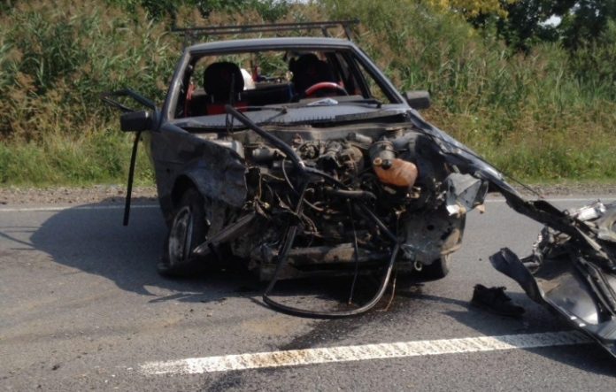 Перекинута вантажівка та розбитий легковик: поблизу Бурштина сталася жахлива ДТП (відео) Перекинута вантажівка та розбитий легковик: поблизу Бурштина сталася жахлива ДТП (відео)