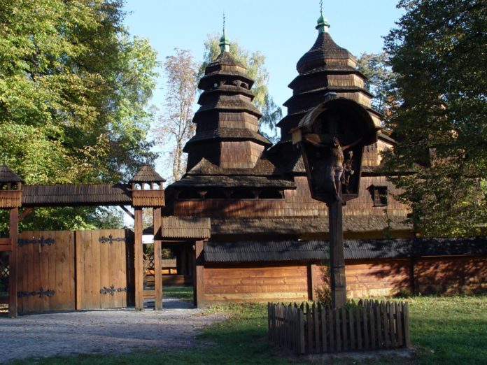 Адмінбудівлю Музею народної архітектури та побуту передадуть церкві Адмінбудівлю Музею народної архітектури та побуту передадуть церкві