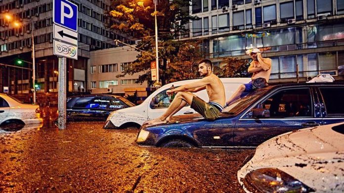 Великий потоп: як автомобілі плавали у центрі Києва (фото) Великий потоп: як автомобілі плавали у центрі Києва (фото)