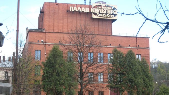 Вночі невідомі обікрали Палац культури ім. Гната Хоткевича Вночі невідомі обікрали Палац культури ім. Гната Хоткевича