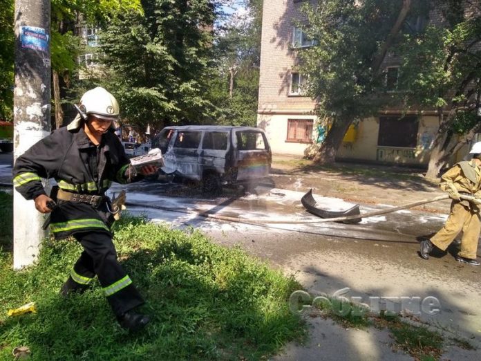 У Дніпропетровській області вибухнув автомобіль, постраждав місцевий депутат (фото) У Дніпропетровській області вибухнув автомобіль, постраждав місцевий депутат (фото)