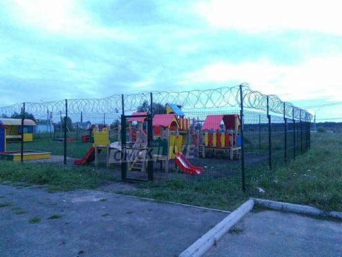 У російському Омську дитячий майданчик огородили парканом з колючим дротом У російському Омську дитячий майданчик огородили парканом з колючим дротом