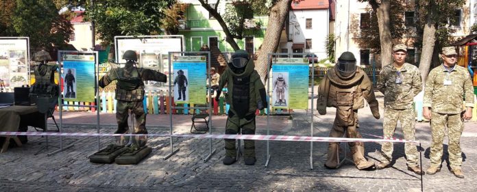 Військові сапери провели виставку професійного спорядження та сучасних засобів розмінування Військові сапери провели виставку професійного спорядження та сучасних засобів розмінування