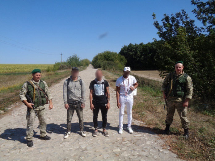На Сумщині прикордонники затримали трьох кубинців, які незаконно потрапили до України з території РФ На Сумщині прикордонники затримали трьох кубинців, які незаконно потрапили до України з території РФ