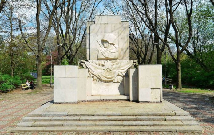 У Варшаві планують демонтувати пам’ятник Подяки радянським солдатам У Варшаві планують демонтувати пам’ятник Подяки радянським солдатам