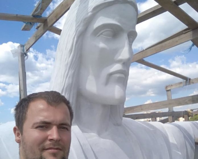 У Трускавці зняли риштування з 12-метрової статуї Ісуса Христа У Трускавці зняли риштування з 12-метрової статуї Ісуса Христа