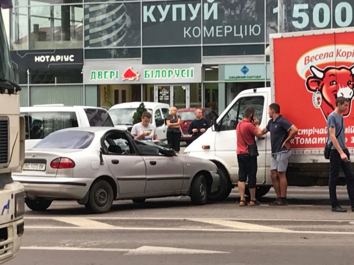 Через ДТП на вулиці Липинського утворилася тягнучка (фото) Через ДТП на вулиці Липинського утворилася тягнучка (фото)
