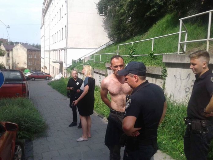 На одній з львівських вулиць сталася жорстока бійка (відео) На одній з львівських вулиць сталася жорстока бійка (відео)