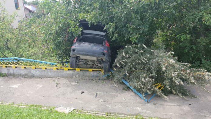 На Сихові позашляховик вилетів з дороги та повис на мосту (фото) На Сихові позашляховик вилетів з дороги та повис на мосту (фото)