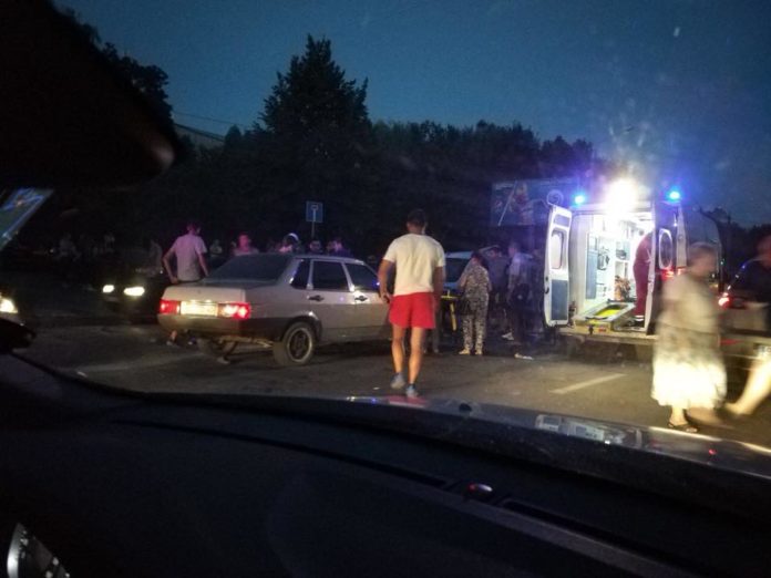 На вулиці Пасічній авто збило трьох людей: жінка загинула на місці На вулиці Пасічній авто збило трьох людей: жінка загинула на місці