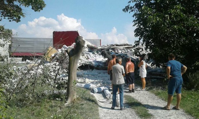 На Львівщині зіткнулися дві вантажівки (фото) На Львівщині зіткнулися дві вантажівки (фото)